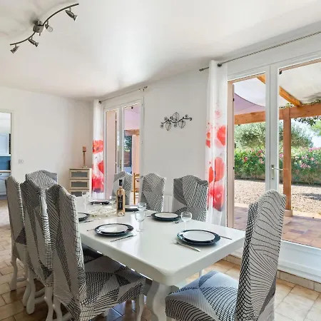 Charming Holiday In Presqu'ile De Giens With Garden Йер