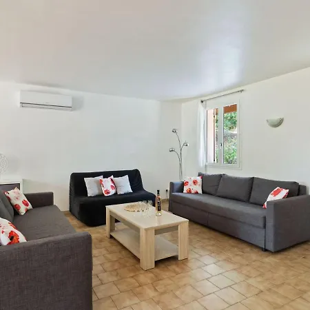 Charming Holiday In Presqu'ile De Giens With Garden Holiday home