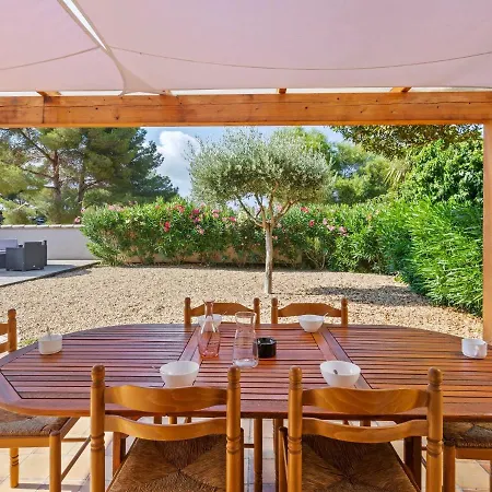 Charming Holiday In Presqu'ile De Giens With Garden Holiday home